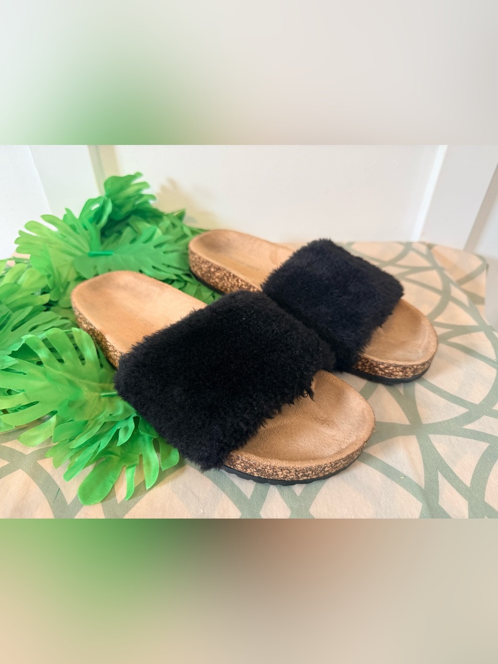 💫10/$25 • Streetwear Society Black Faux Fur Slides